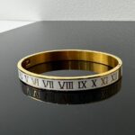 Férfi karperec Fehér színű - római számokkal